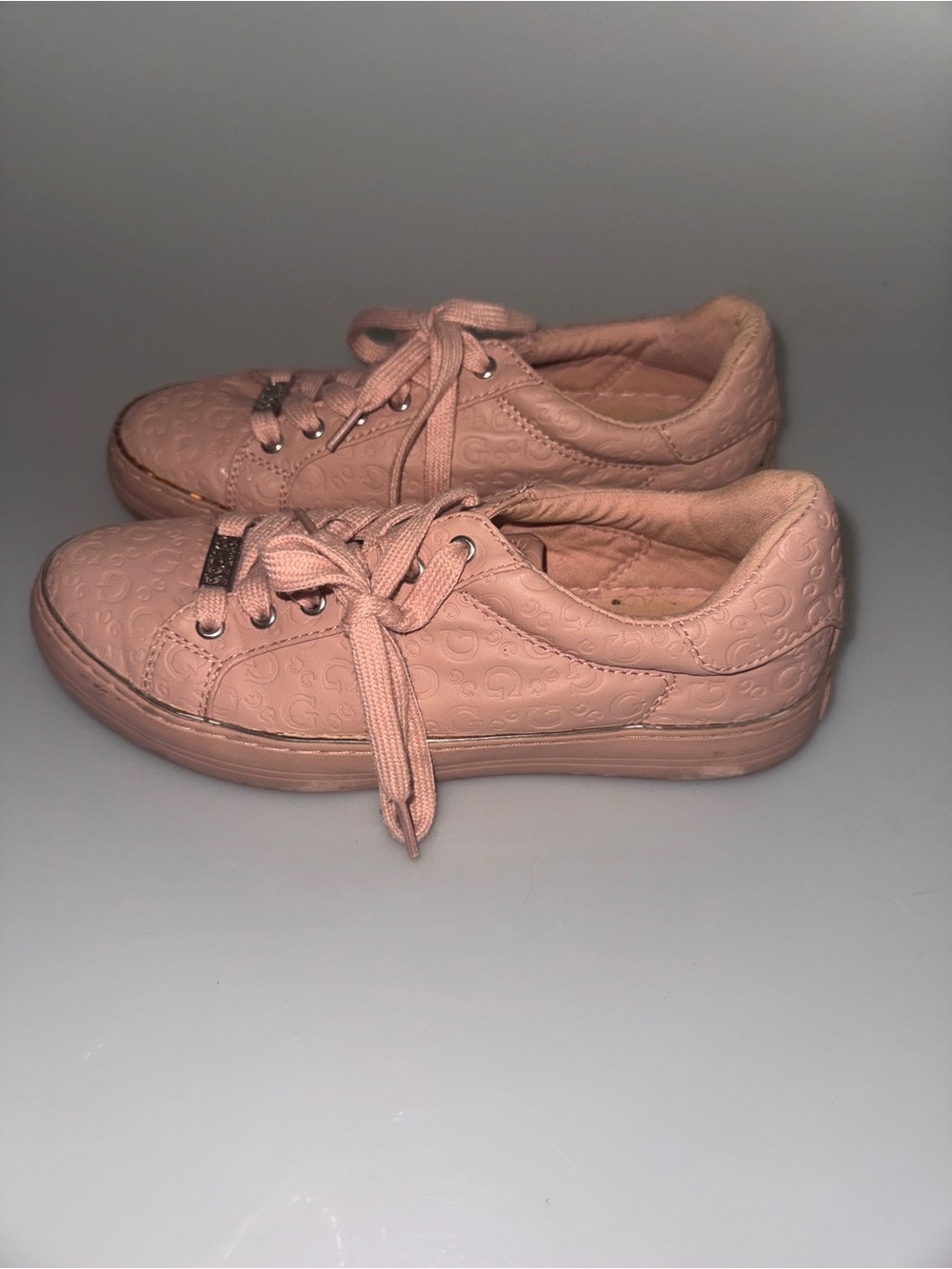 Guess blush pink low top sneakers embossed logo pattern cute casual trendy fem - Picture 3 of 9